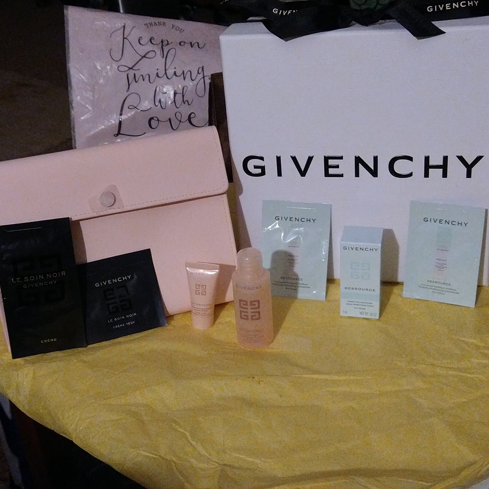 Givinchy NWT make-up bag 8pcs.